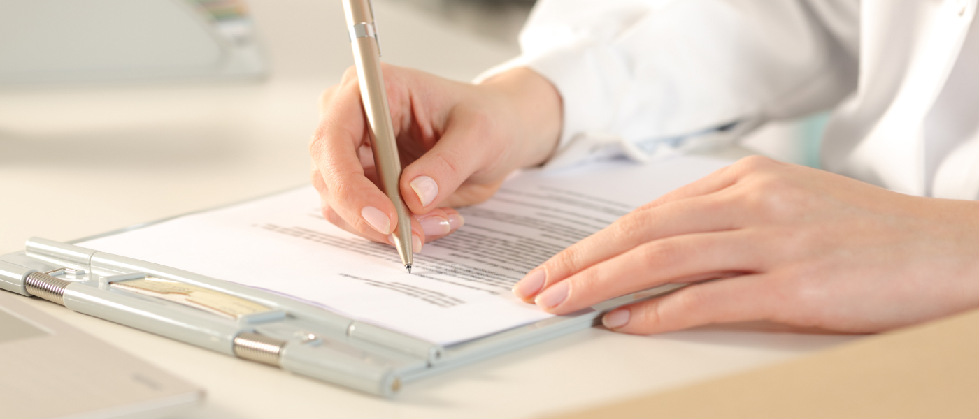 신체검사 중인 의료진