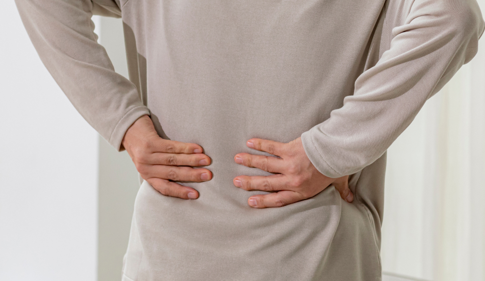 척추에 통증을 느끼는 여성