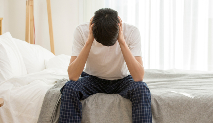 두려움을 느끼는 남성