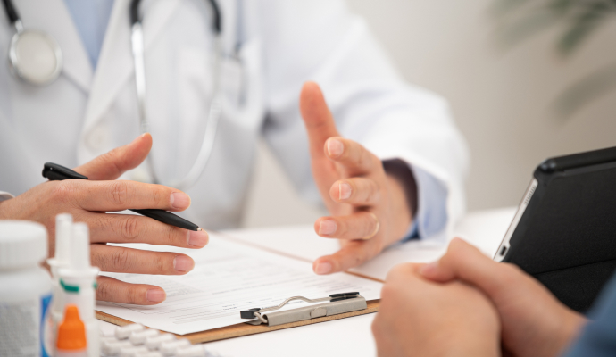 환자와 상담 중인 의료진