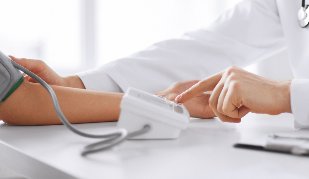 혈압 재는 남성