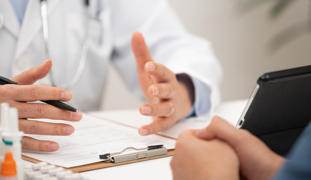 환자 상담 중인 의료진