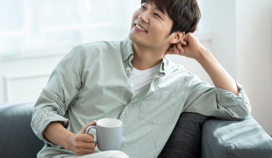 행복해 보이는 남성