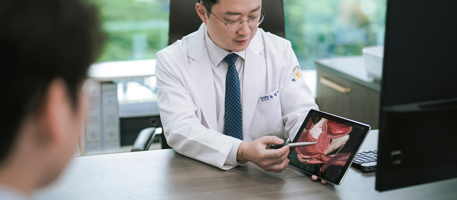 환자 상담 중인 전문의