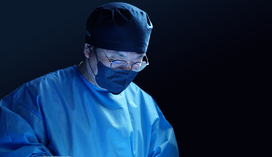 수술 중인 의료진 상반신