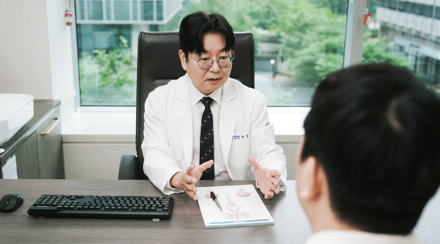 환자 상담중인 전문의