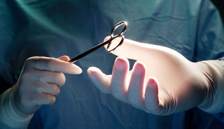 수술 중인 의료진