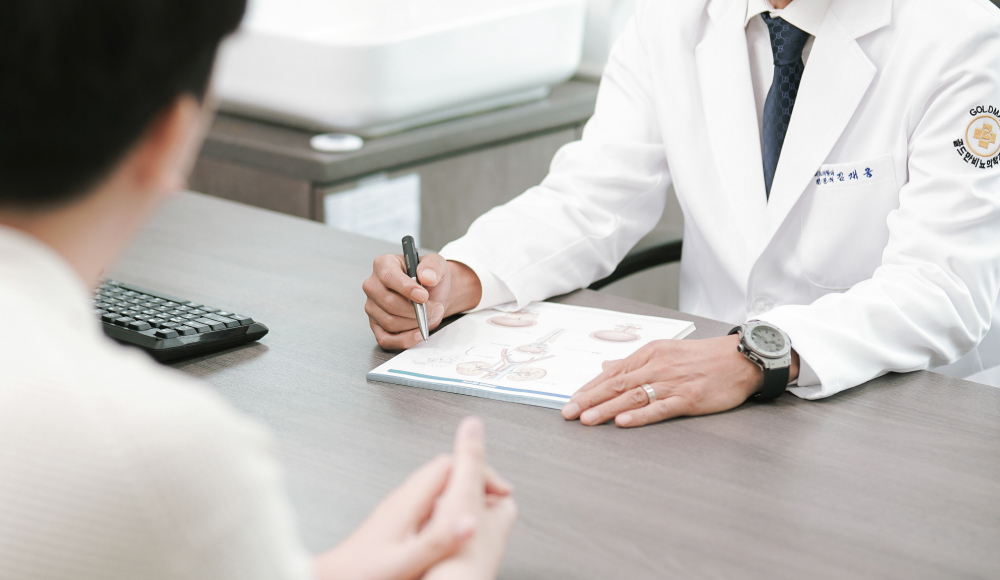 환자 상담 중인 의료진