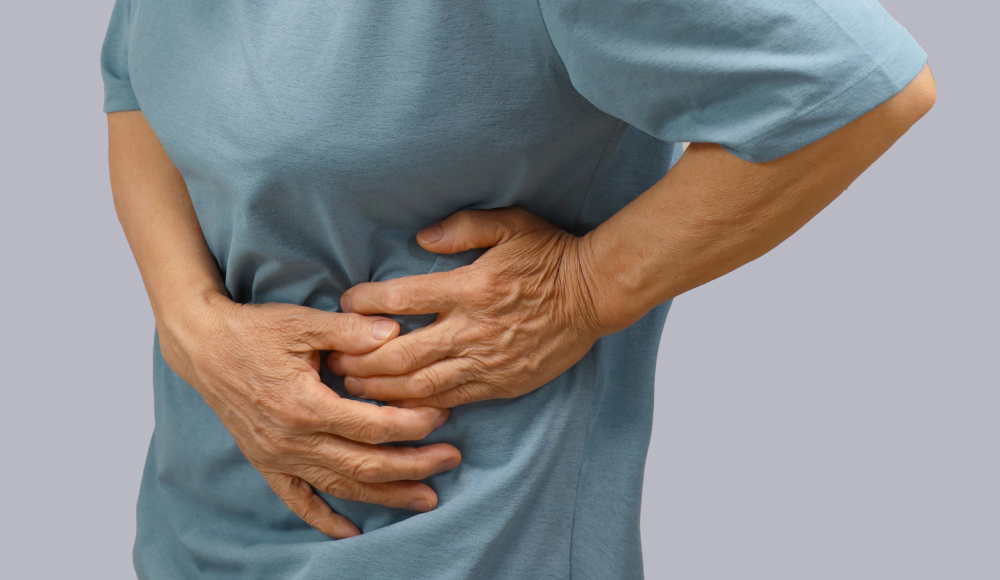 신장 손상으로 복통을 느끼는 남성 상반신