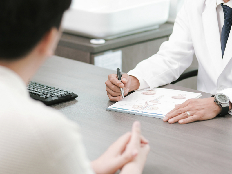 환자 상담 중인 의료진