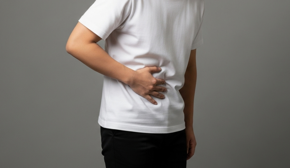 복통을 느끼는 남성