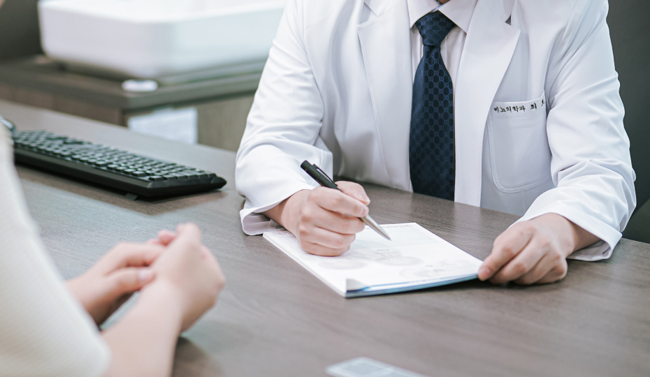 환자 상담 중인 의료진