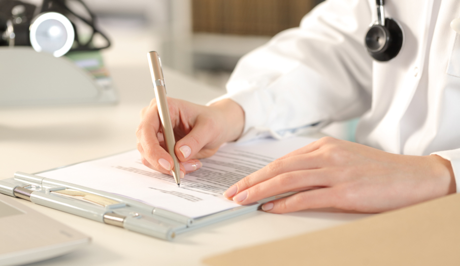 배뇨일지 작성 중인 의료진