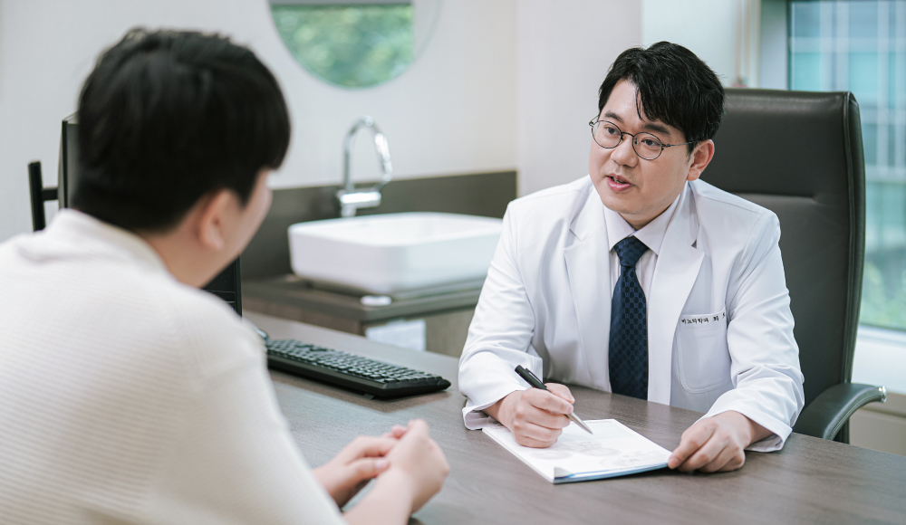 환자 상담 중인 의료진